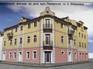 un revestimiento de un edificio amarillo en Апартаменти на Пекарській, en Kolomyia