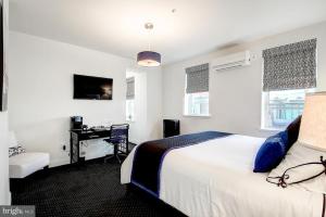 a bedroom with a bed and a desk in it at BlancNoir Bed & Breakfast in Baltimore