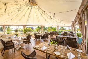 Ein Restaurant oder anderes Speiselokal in der Unterkunft Wyndham Alltra Cancun All Inclusive Resort 