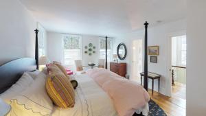 Tempat tidur dalam kamar di 34 State "Historic Luxury Suites" Skaneateles