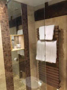 A bathroom at The Chequers Inn 