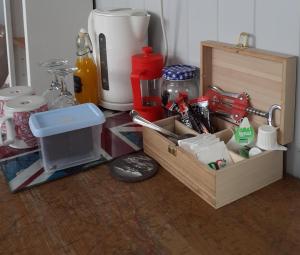 Příslušenství pro přípravu čaje a kávy v ubytování Invergarry Room Only Guest House For Adults