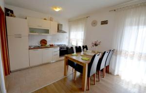 Kuchyň nebo kuchyňský kout v ubytování Apartmani Luka