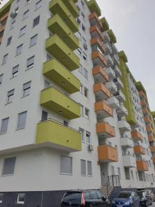 un edificio alto con balconi sul lato di VMAKS Apartman - Kraljev park a Novi Sad
