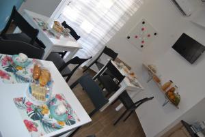 un salon avec une table avec de la nourriture dessus dans l'établissement La Triade affittacamere, à Syracuse