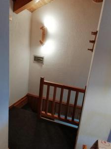 un pasillo con una escalera con una luz en la pared en Mansarda - La Thuile Frazione Buic, en La Thuile