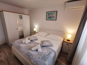 Llit o llits en una habitació de Apartments Andrijašević