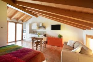 een slaapkamer met een bank en een tafel in een kamer bij Agriturismo Casa Fiorindo in Meolo