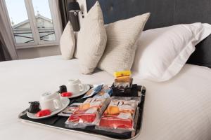 ein Tablett mit Essen auf dem Bett in der Unterkunft A Trastevere da M.E. in Rom