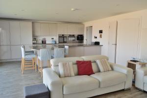 un soggiorno con divano e una cucina di Ocean View a Perranporth