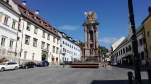 un grande monumento nel mezzo di una strada cittadina di Apartmán Zlaté časy na Trojici a Banská Štiavnica
