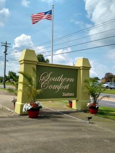 Mayfield的住宿－Southern Comfort Suites，悬挂美国国旗的餐厅标志