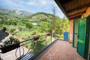 a balcony with a view of a mountain at Belvedere di Gloria in Tramonti