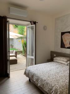 um quarto com uma cama e uma porta de vidro deslizante em Scala Family Home em Florença