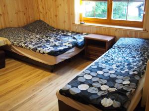 sypialnia z 2 łóżkami i oknem w obiekcie Agroturystyka OdważnyTeam w Stroniu Śląskim