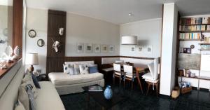 un soggiorno con divano e tavolo di LIGURIA HOLIDAYS - Sulla scogliera con spiaggia privata a Sori