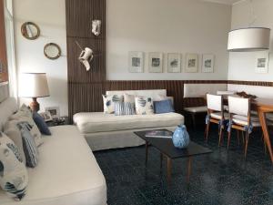 uma sala de estar com dois sofás e uma mesa em LIGURIA HOLIDAYS - Sulla scogliera con spiaggia privata em Sori