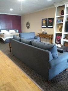sala de estar con sofá y cama en Southern Comfort Suites en Mayfield