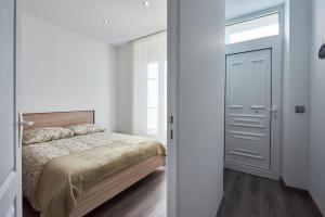 1 dormitorio con 1 cama y puerta corredera en Appartement T3 Rdc au calme, 6 couchages, en Le Pin