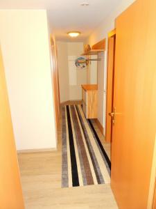 un couloir avec une chambre avec un placard et une porte dans l'établissement Appartement Christine, à Grossarl