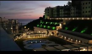 Fotografia z galérie ubytovania Ático 90m de terraza, jacuzzi privado y cargador de coche eléctrico en Cabria, Almuñecar v destinácii Almuñécar