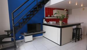 a kitchen with a stove, sink, and counter top at Bristol Metropolitan Flat in Curitiba
