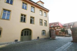 um grande edifício com uma porta verde numa rua em deckerts Hotel am Katharinenstift em Lutherstadt Eisleben