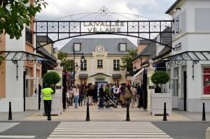 Un groupe de personnes marchant dans une rue de la ville dans l'établissement NEW- Relaxing studio - 5 min from Disneyland Paris, à Montévrain