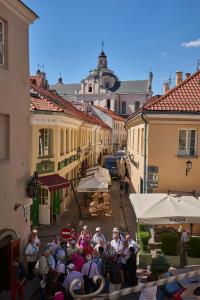 維爾紐斯的住宿－Very Vilnius Stikliu street，一群人站在街道上,楼房