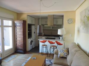 a living room with a couch and a kitchen at La Balaustrada, con parking incluido in Zaragoza