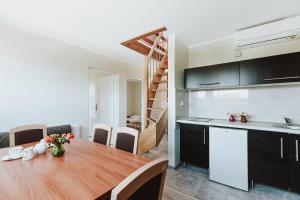 Kuchyňa alebo kuchynka v ubytovaní Apartamenty Gromada Międzyzdroje