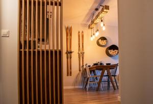 une salle à manger avec une table et une salle à manger dans l'établissement Apartamenty EverySky - Ogrodnicza 7-9, à Karpacz