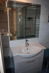 シヴォタにあるHotel Zefiのバスルーム(洗面台、鏡付)