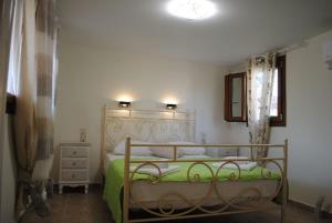 シヴォタにあるHotel Zefiのベッドルーム1室(ベッド1台、緑の掛け布団付)