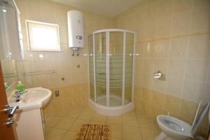 Koupelna v ubytování Apartmani Luka