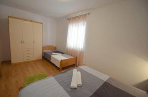 Postel nebo postele na pokoji v ubytování Apartmani Luka