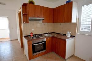 Kuchyň nebo kuchyňský kout v ubytování Apartmani Luka