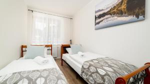 Un pat sau paturi într-o cameră la Apartamenty EverySky - Ogrodnicza 7-9