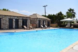 Bazén v ubytování Almyra Holiday Village nebo v jeho okolí