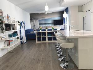 Kuchyňa alebo kuchynka v ubytovaní Ático 90m de terraza, jacuzzi privado y cargador de coche eléctrico en Cabria, Almuñecar