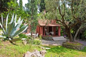 A garden outside La Dolce Casetta