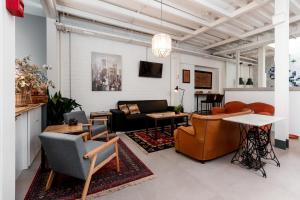 a living room with a couch and chairs at Nut Hostel in Granada