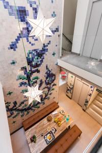 um quarto com uma mesa e uma parede em mosaico em Hostel Nüt em Granada