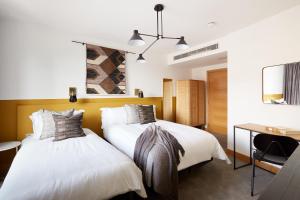 Кровать или кровати в номере Sonder Edgware Road