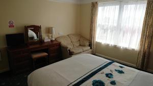 A bed or beds in a room at Hammonds Park Guest House 