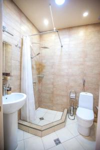 Ванная комната в Shiny Avlabari Apartment