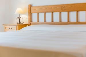 カルロフォルテにあるVilla Brigidaのベッドルーム(白いベッド1台、ランプ付)