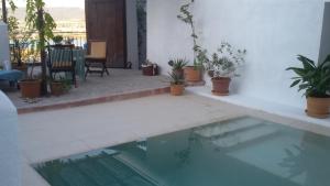 Bazén v ubytovaní La Casa de Bovedas Charming Inn alebo v jeho blízkosti