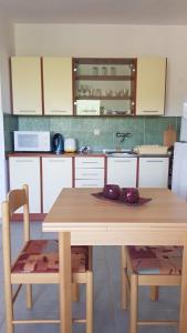 Kuchyň nebo kuchyňský kout v ubytování Apartmani Lazarevic