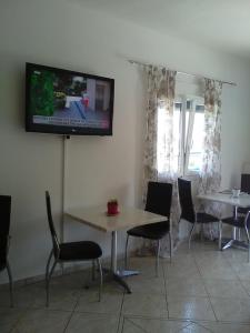 A television and/or entertainment centre at To Giouli